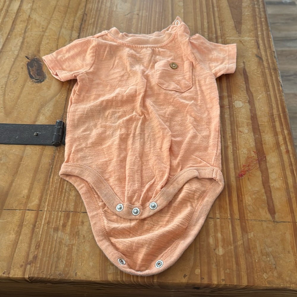 Short sleeve onesie,6-9 months